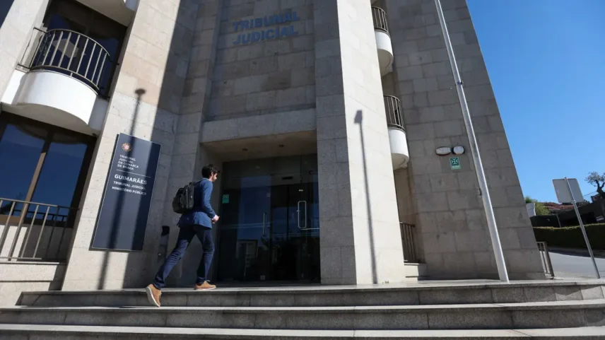Suspeitos de sequestrar três pessoas por 21 euros têm audiências trissemanais