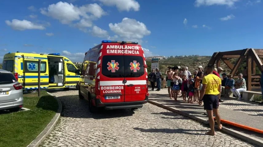 Turista de 22 anos resgatado na praia da Areia Branca, Lourinhã