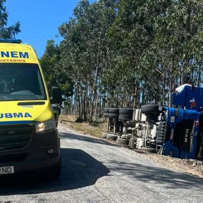 Colisão frontal entre veículos deixa três feridos e corta EN105 em Santo Tirso