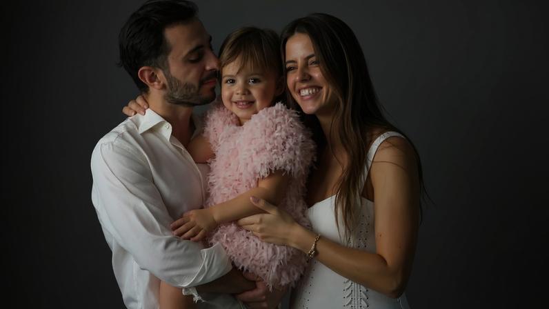 Bernardo Silva e Inês Degener Tomaz com Carlota que, em breve, deixará de ser filha única