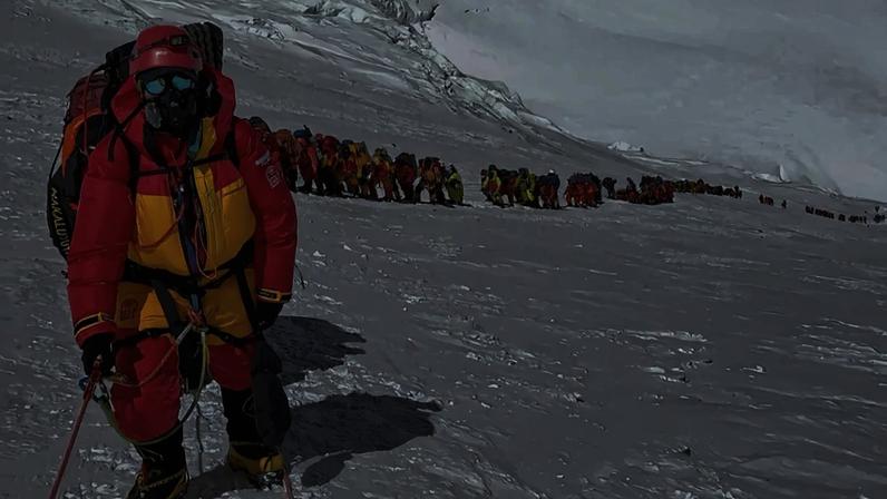 Nunca tantas pessoas procuraram o pico mais alto do Mundo