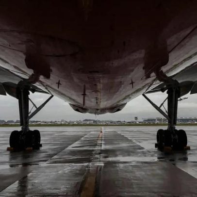 Mulher morre após cair ao desembarcar de avião em São Paulo