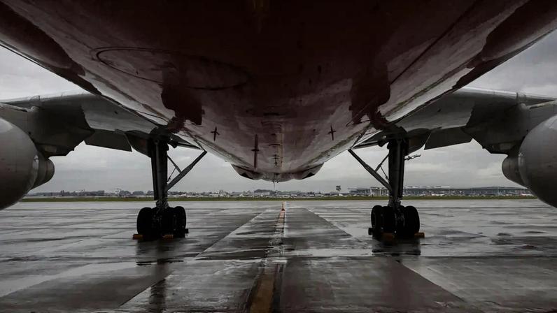 Mulher morre após cair ao desembarcar de avião em São Paulo