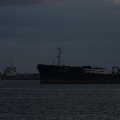 Irão fecha o Estreito de Ormuz e avisa que atacará navios que o atravessem