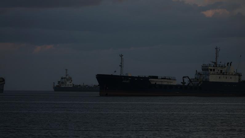 Irão fecha o Estreito de Ormuz e avisa que atacará navios que o atravessem