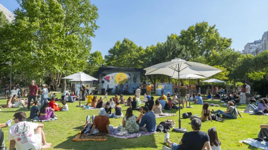 No dia 5 de junho o festival marca também presença, às 18 horas, no Pátio das Amendoeiras, em Linda-a-Velha