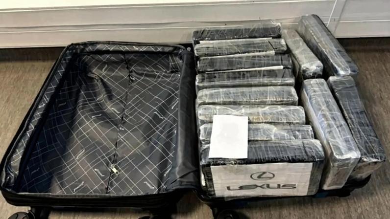 Duas pessoas detidas no aeroporto com 47 kg de cocaína em malas de mão