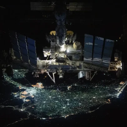 Astronautas regressam à Estação Espacial após alerta