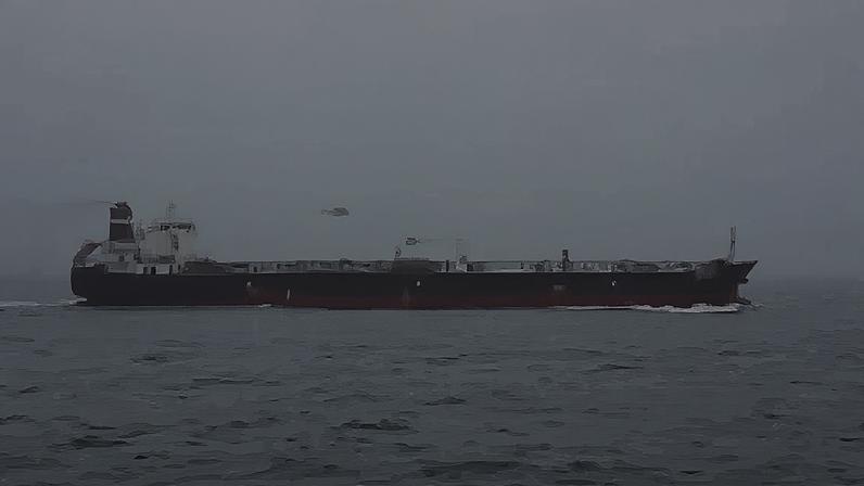 Imagem revelada por Macron da abordagem ao navio da "frota fantasma" da Russia