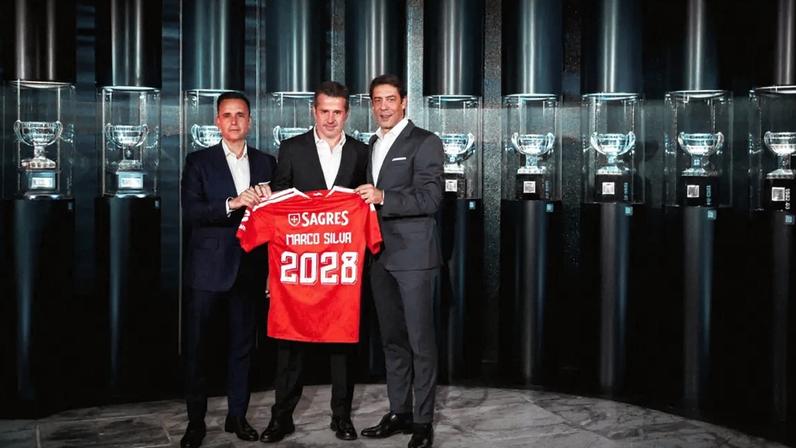 Marco Silva entre o diretor-desportivo, Mário Branco, e Rui Costa na apresentação realizada na Luz