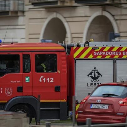 Queimada descontrola-se nas Galinheiras, Lisboa, obriga à retirada de moradores