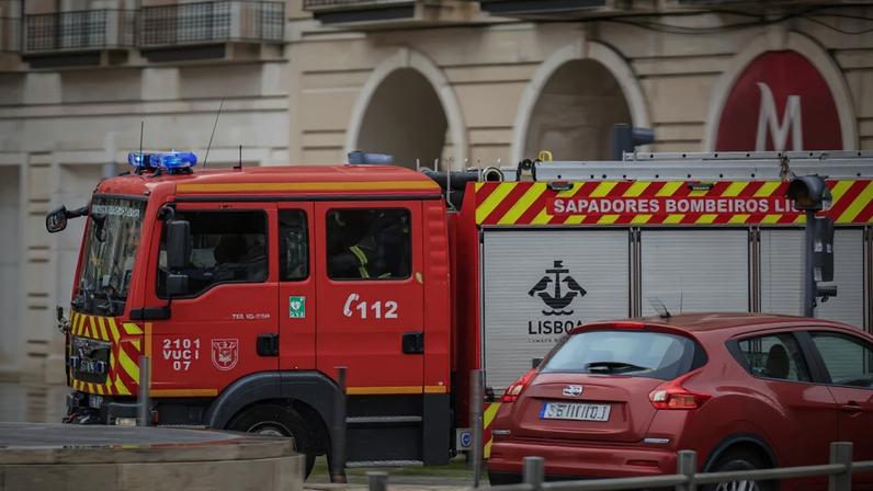Queimada descontrola-se nas Galinheiras, Lisboa, obriga à retirada de moradores