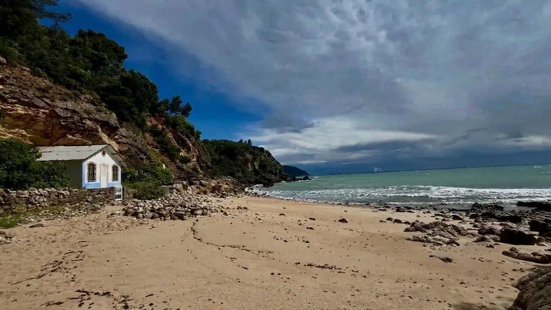 Tribunal de Setúbal condena Estado a reconhecer como privada praia da Arrábida