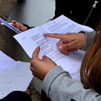 Óculos inteligentes e canetas com IA usados para copiar em exames