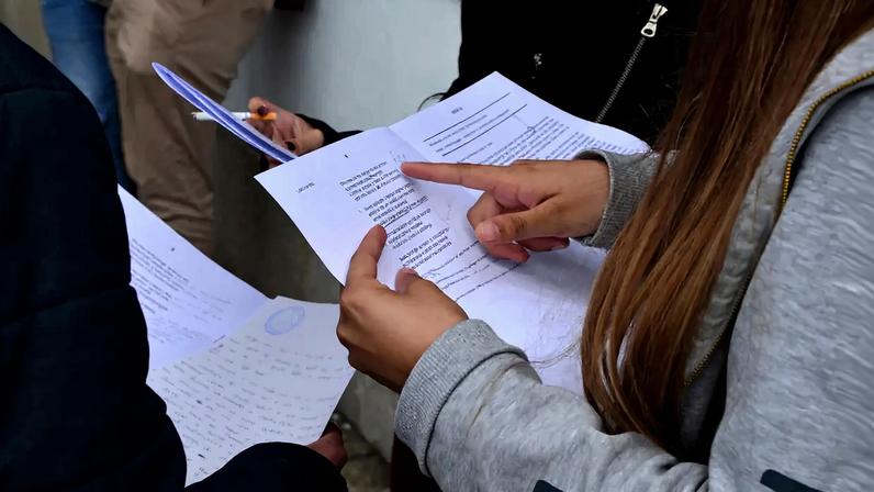 Óculos inteligentes e canetas com IA usados para copiar em exames