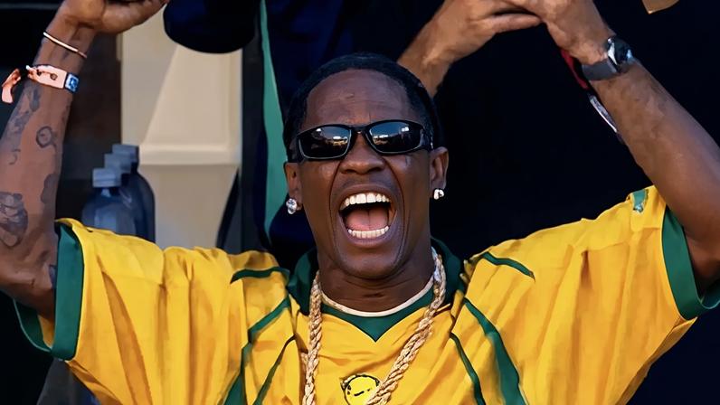 Travis Scott vibrou nas bancadas com o golo de Vinícius Jr., na estreia do Brasil no Mundial com muitas celebridades no MetLife Stadium