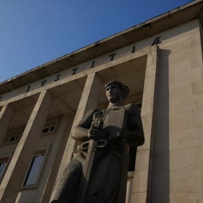 Mulher que matou a prima à facada fica em prisão preventiva