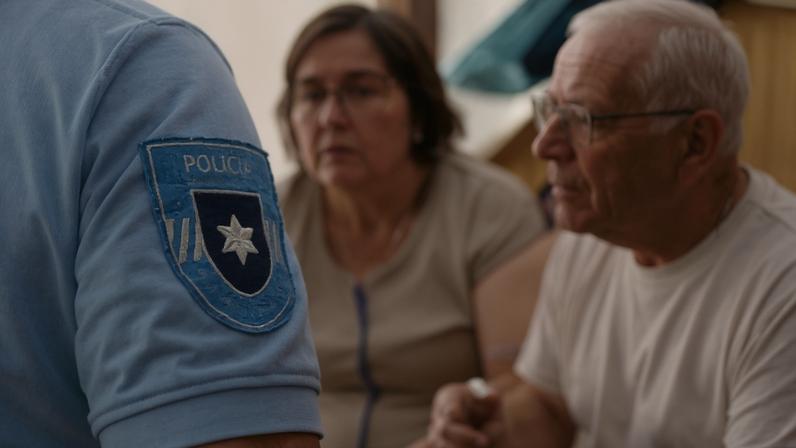 Porto,19/06/2024 - José Correia e Maria, para reportagem sobre idosos isolados que são vítimas de assaltos. Psp, Policia de Segurança Pública, sinaliza, apoio e acompanha os idosos em casa. Idosos em risco, 15:00-17:00(Pedro Correia/Global Imagens)