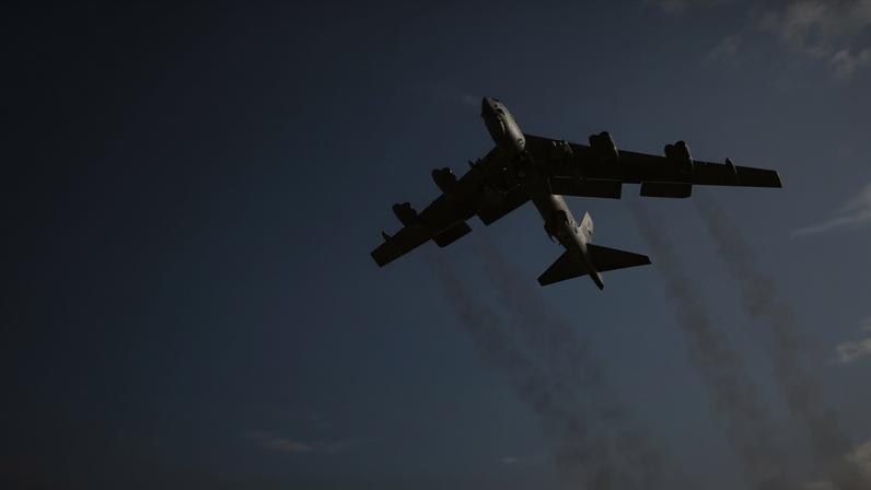 Um bombardeiro norte-americano B-52 normalmente é tripulado por cinco pessoas