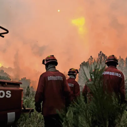 Mais de 120 bombeiros e sete meios aéreos combatem incêndio em Moura