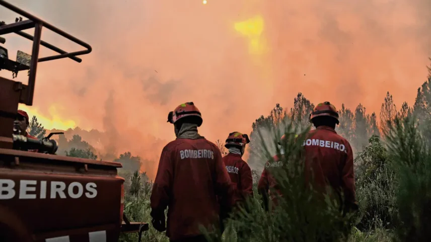 Mais de 120 bombeiros e sete meios aéreos combatem incêndio em Moura