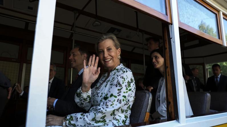 O príncipe Eduardo e a duquesa Sofia percorreram Lisboa num elétrico tradicional, numa das etapas da visita oficial que termina no Porto
