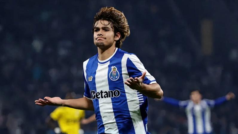 Rodrigo Mora em destaque no jogo do FC Porto contra o Sintrense.