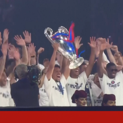 Jogadores do PSG celebram vitória na Champions diante de milhares em Paris