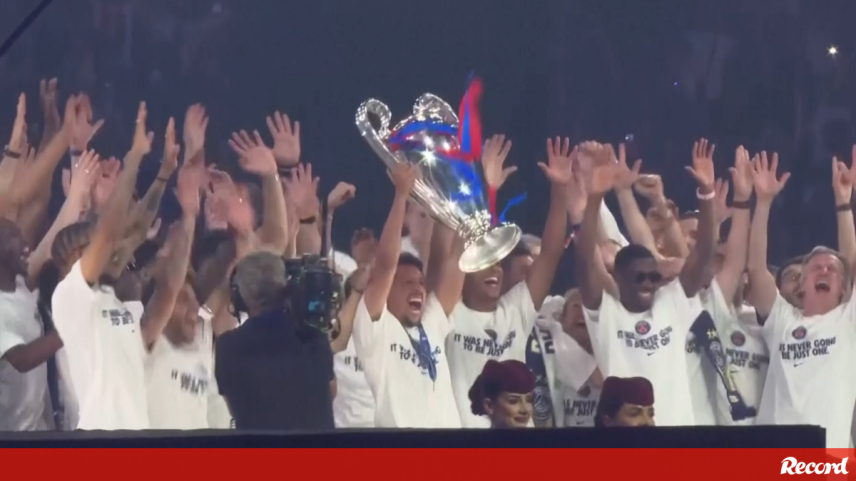 Jogadores do PSG celebram vitória na Champions diante de milhares em Paris