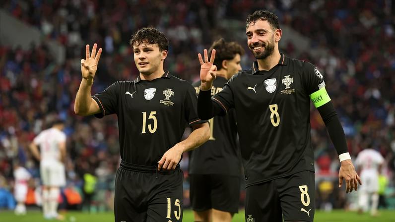 João Neves e Bruno Fernandes festejam com a camisola da Seleção Nacional