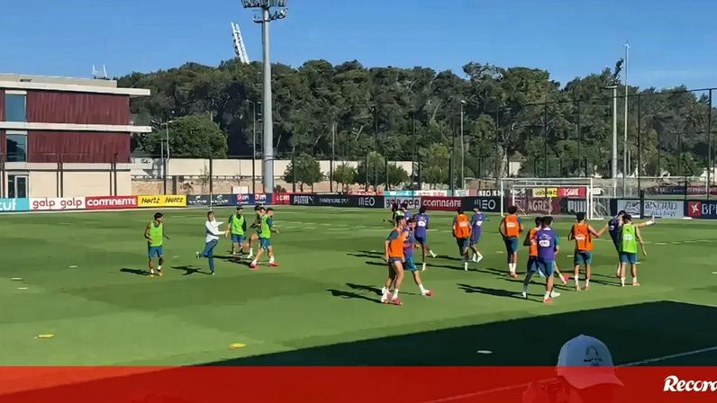 Sessão de trabalho na Cidade do Futebol