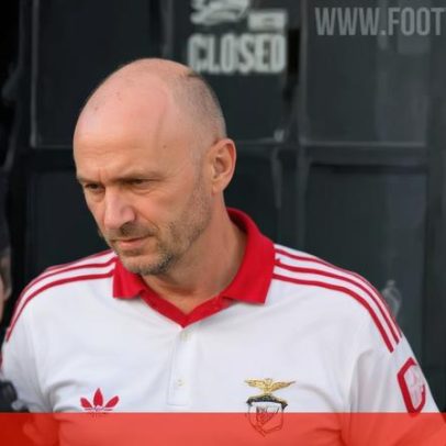 Aursnes fotografado com a nova camisola alternativa do Benfica