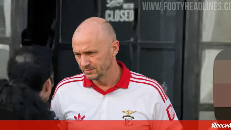 Aursnes 'apanhado' com a nova camisola alternativa do Benfica