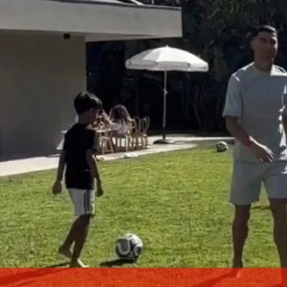 Cristiano Ronaldo ensina truque ao filho e leva túnel durante jogo