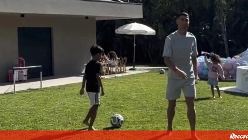 Cristiano Ronaldo ensina truque ao filho e leva túnel durante jogo