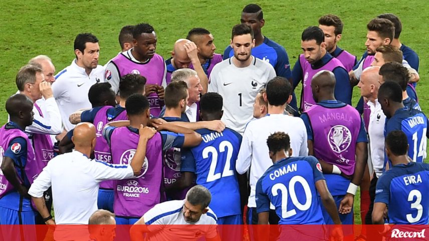 Didier Deschamps fala com os jogadores franceses durante a final do Euro'2016