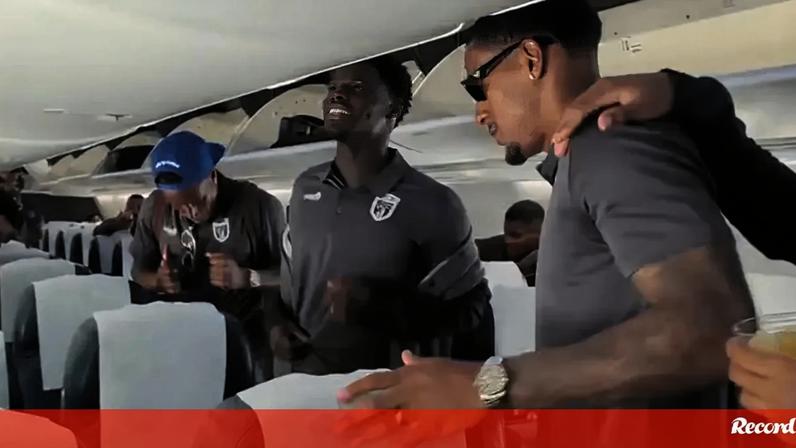 A seleção de Cabo Verde chegou nas últimas horas aos Estados Unidos, onde irá participar no Mundial'2026 - integra o Grupo H com Espanha, Arábia Saudita e Uruguai - e, nas redes sociais, a Federação daquele país partilhou algumas imagens da animada viagem dos Tubarões Azuis, que contou com jogos, momentos mais descontraídos e... muita dança.