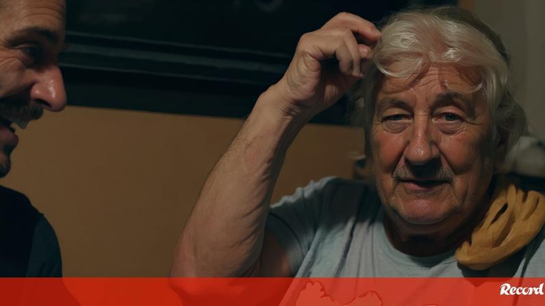 Vídeo com avó e cromo da Panini leva Bruno Fernandes às lágrimas