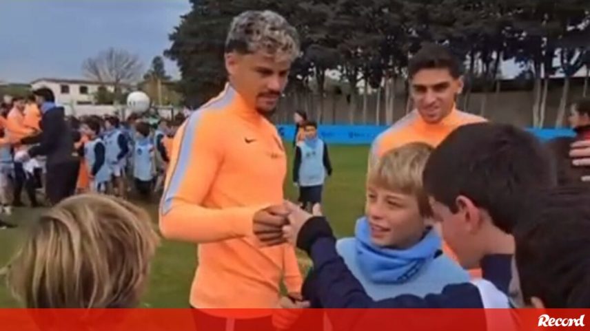 Momento caricato marcou a manhã desta sexta-feira na concentração da seleção uruguaia: entre as centenas de crianças que tiveram a oportunidade de conhecer os jogadores da celeste, houve uma que confundiu Maxi Araújo com Ronald Araújo, entregando ao jogador do Sporting um cromo... do colega.
