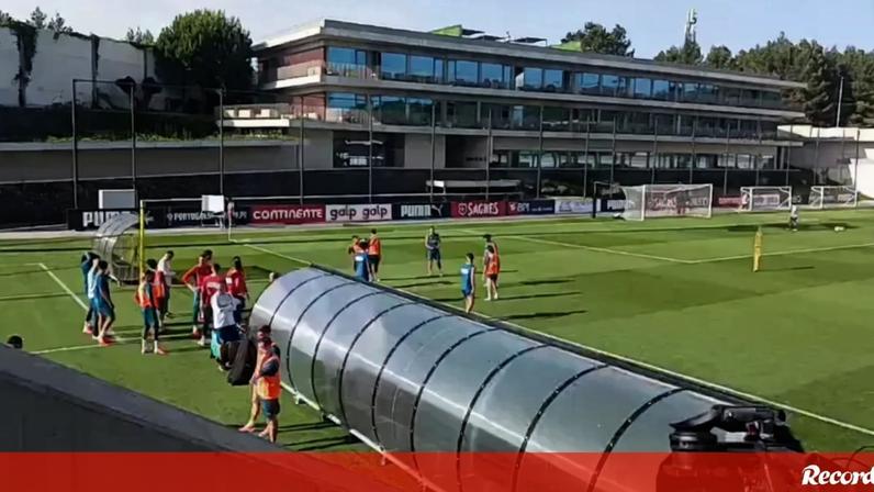 Depois de ontem ter falhado o treino e ficado pelo ginásio, João Félix pisou hoje o relvado principal da Cidade do Futebol e trabalhou integrado no último apronto antes do particular com o Chile. Matheus Nunes voltou a não treinar e falha assim a partida de amanhã, como Roberto Martínez revelou em conferência de imprensa. O selecionador teve assim 18 jogadores de campo e os 4 guarda-redes à disposição. O quarteto do PSG (João Neves, Vitinha, Gonçalo Ramos e Nuno Mendes) junta-se ao grupo no domingo.