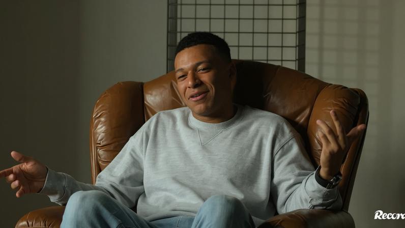 Kylian Mbappé condeceu uma entrevista ao youtuber Nico Colombien na qual foi questionado sobre se prefere Lionel Messi ou Cristiano Ronaldo. O internacional francês acabou por falar do debate sobre talento e trabalho dos dois craques.