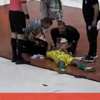 Lâmpada cai e atinge jogador de futsal durante jogo no Brasil