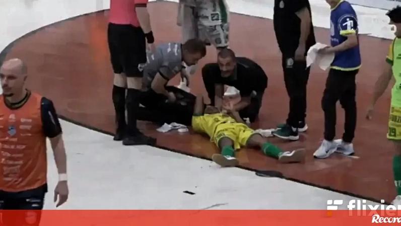 Lâmpada cai e atinge jogador de futsal durante jogo no Brasil