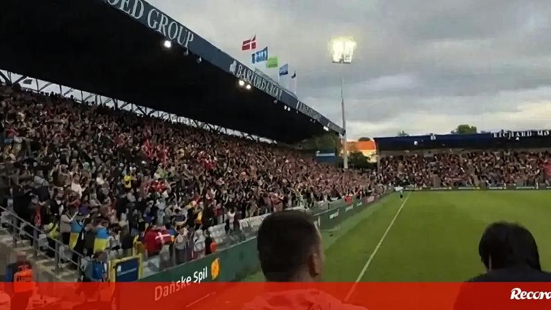 Estádio une-se para entoar o nome de Eriksen