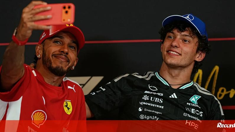 Campeão tira selfie com criança durante evento