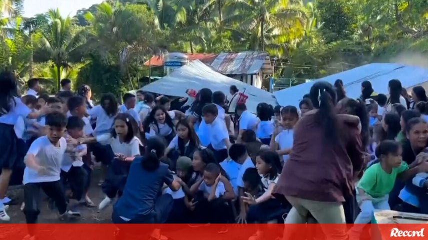 O momento em que sismo de magnitude 7.8 atinge o sul das Filipinas