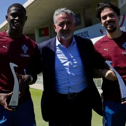 Nuno Mendes e Vitinha recebem prémios FIFPRO das mãos de Joaquim Evangelista
