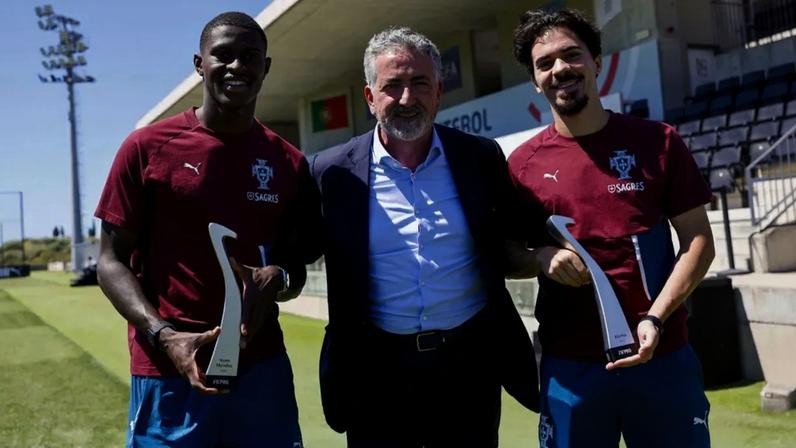 Nuno Mendes e Vitinha recebem prémios da FIFPRO das mãos de Joaquim Evangelista