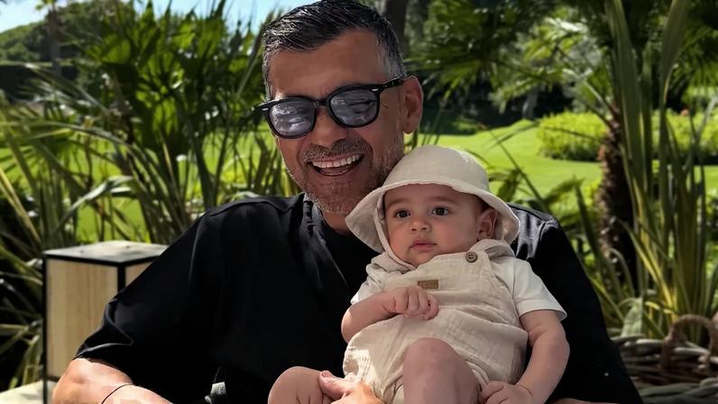 Sérgio Conceição e o neto, filho de Rodrigo Conceição
