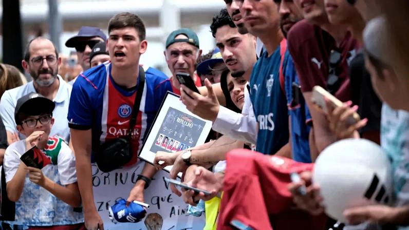 Autógrafos na Cidade do Futebol, hino em S. Bento e festa no aeroporto rumo aos EUA